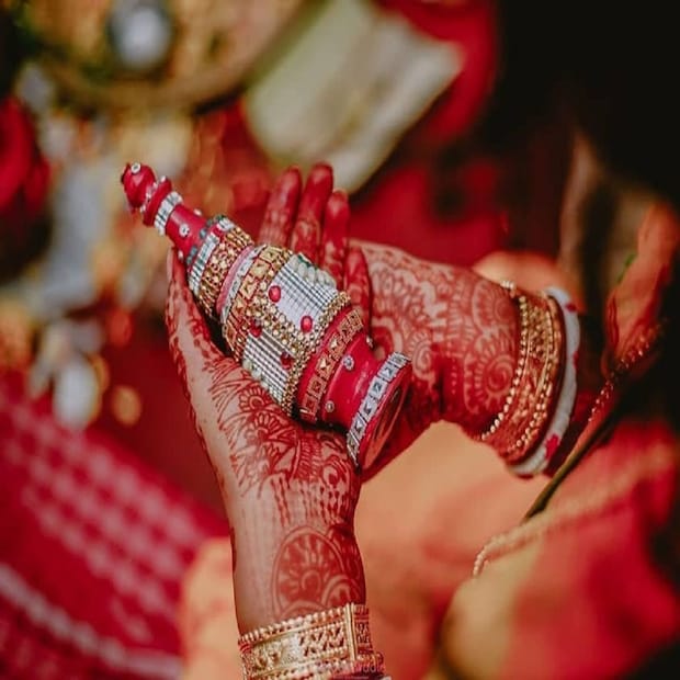 কিন্তু চার হাত এক হলেও বাঁধ সাধে পরিবার। বিয়ের পর বাড়ি ঢুকতেই কার্যত রে রে করে তেড়ে আসেন গ্রামের লোকজন। তেলেবেগুনে জ্বলে ওঠেন পরিবারের সদস্যরাও। নিজের বোনকে বৌমা হিসেবে এবং নাতিকে জামাই হিসেবে মানতে নারাজ পরিবার।