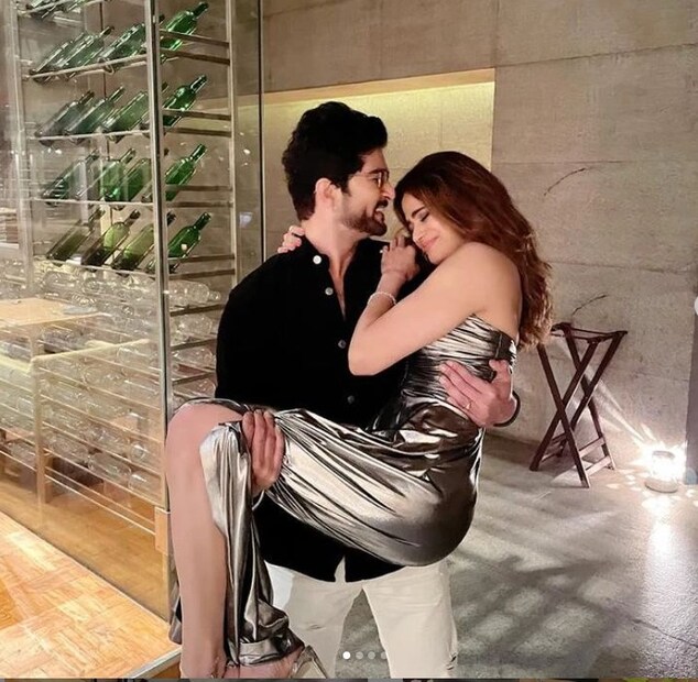 জন্মদিনে শমিতাকে চুমুতে চুমুতে ভরালেন রাকেশ। সেই ছবি ধরা পড়ে পাপারাৎজিদের ক্যামেরায়। কবে বসছেন বিয়ের পিঁড়িতে এখন সেটাই দেখার।