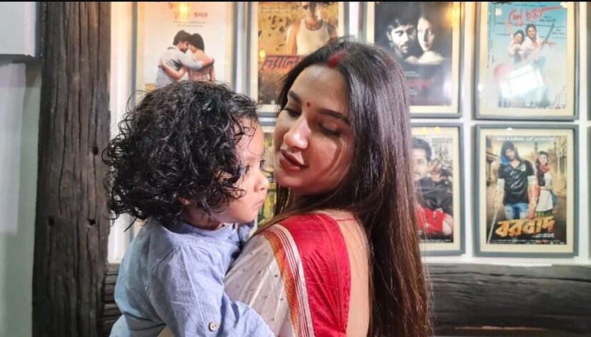 হাতেখড়ি ও পুজো শেষের পর ছিল ভোজের আয়োজন। দুপরে খিচুরি, ভাজা চাটনি, মিষ্টি সহ আরও নানা খাবারের আয়োজন ছিল আজ। 