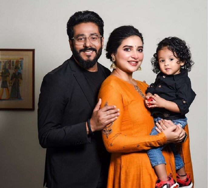 শুভশ্রীর কোলে বসে ছোট্ট ইউভান। স্লেটে লিখে ফেলল অ আ ক খ। মায়ের হাতেই হাতেখড়ি হল ছোট্ট ইউভানের। photo source collected 