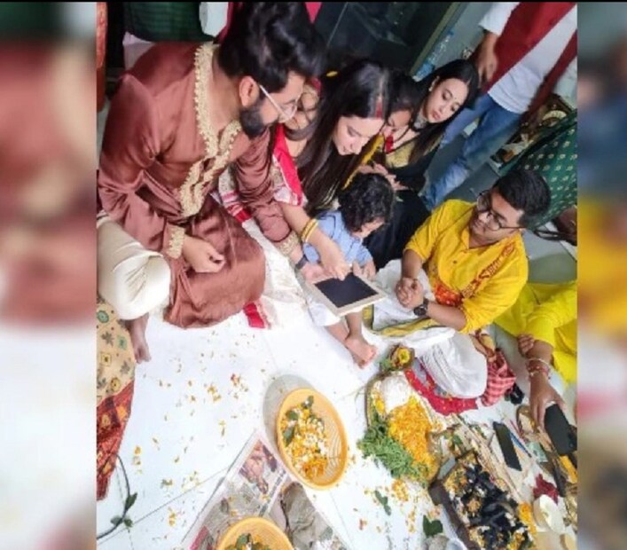 রাজের অফিসে প্রতি বছরেই হয় সরস্বতী পুজো। সেখানেই জমায়েত হলেন সকলে। অফিসেই হাতেখড়ি হল ইউভানের। photo source collected 