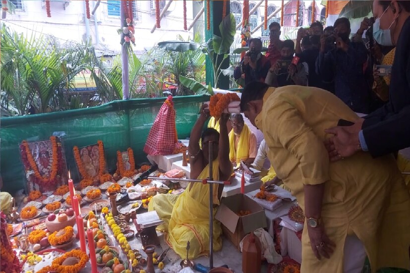 *আজ বেলা ১২'টা থেকে এই মহাযজ্ঞ শুরু হয়েছে। সকাল থেকেই মন্দির চত্বরে শুরু হয় পুজার্চনা। এই মহাযজ্ঞে ব্যবহার করা হচ্ছে ৩৩১ কেজি বেল কাঠ এবং ৬০ কেজি ঘি।