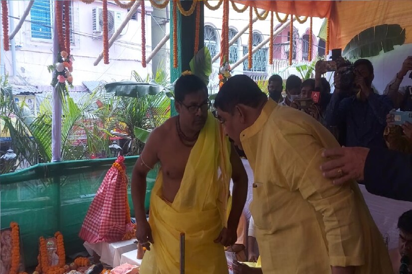 *আজ প্রথমে মা তারাকে ডাকের সাজে সাজিয়ে পূজো করবেন অনুব্রত মণ্ডল। তারপর মন্দির চত্বরে তৈরি করা অস্থায়ী মণ্ডপ ও হোমকুন্ড যজ্ঞে আহুতি দেবেন তিনি।