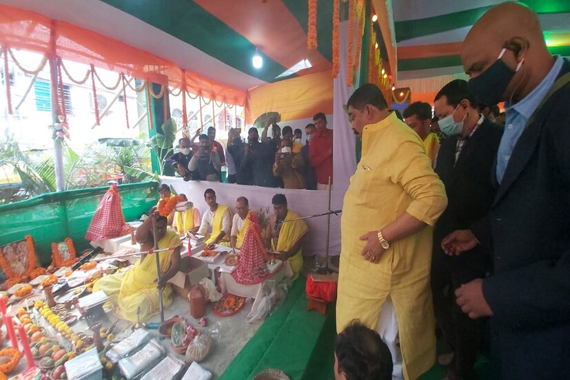 *এ দিকে,  বীরভূমের তৃণমূল সভাপতি অনুব্রত মণ্ডলকে (Anubrata Mondal) অন্তর্বর্তীকালীন রক্ষাকবচ দেওয়ার নির্দেশ দিল কলকাতা হাই কোর্ট। শর্তসাপেক্ষে এই রক্ষাকবচ দেওয়া হয়েছে।