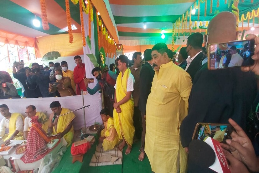 *এ দিন মহাযজ্ঞ শুরু হওয়ার আগে ভক্তদের ভিড় ছিল চোখে পড়ার মতো। বিভিন্ন জায়গা থেকে আনা হয় ১৬টি হরিনাম দল। মহিলা ঢাকিরা তাদের ঢাক বাজিয়ে তারাপীঠ মন্দির চত্বর মুখরিত করলেন। 