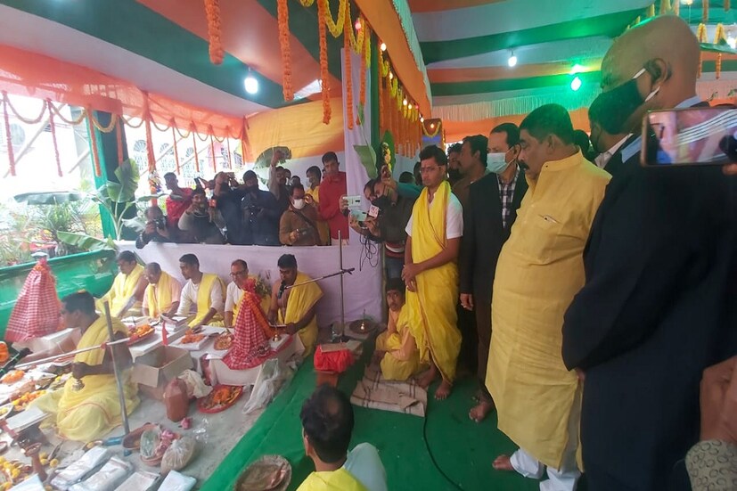 *আদালতের নির্দেশে বলা হয়েছে, তদন্ত চালিয়ে যেতে হবে সিবিআইকে। তবে এখনই অনুব্রত মণ্ডলের (Anubrata Mondal) বিরুদ্ধে কোনও কড়া পদক্ষেপ নিতে পারবে না তদন্তকারী সংস্থা।