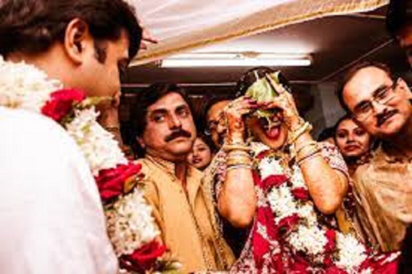 যাতে বিবাহিত জীবন সুখের থাকে তার জন্য অনেক কৃচ্ছসাধন করতে হয় ৷ তবে গিয়েই সম্পর্ক একটি নির্দিষ্ট গতিতে বা নির্দিষ্ট সরলরেখায় থাকে ৷ প্রতীকী ছবি ৷