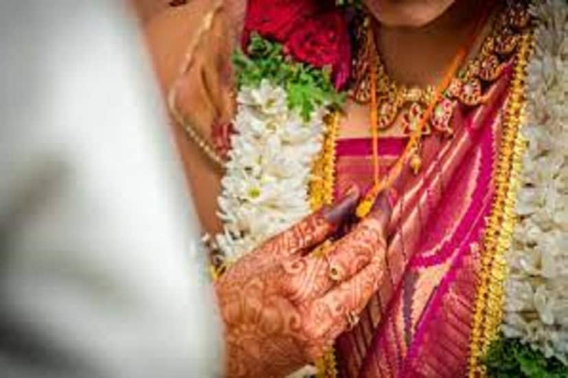 বিয়ের আগে হাতে সময় অনেক থাকত ঘোরাফেরা কোথাও যাওয়া ৷ কিন্তু বিয়ের পরে জীবনে নানান পরিবর্তন আসে তারপরে সন্তানের জন্ম হয়ে গেলে দায়িত্ব আরও বেড়ে যায় ৷ তখন ঘুরতে যাওয়া বা কোথাও ছুটি যাওয়ার বিষয়ে মনে কোনও খেয়াল আসেনা ৷ প্রতীকী ছবি ৷