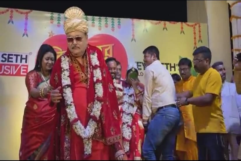 *দ্বিতীয় বিয়ে সারলেন মদন মিত্র। মহা ধুমধাম করে হল বিয়ের অনুষ্ঠান। বুধবার বিকেল চারটের সময় সাদা ফুলে সাজানো গাড়িতে চড়ে নিজের বাড়ি থেকেই বরযাত্রী নিয়ে দ্বিতীয় বিয়ে করতে রওনা দেন মদন মিত্র (Madan Mirta Second Marriage)৷ তথ্য ও ছবি: আবীর ঘোষাল। 