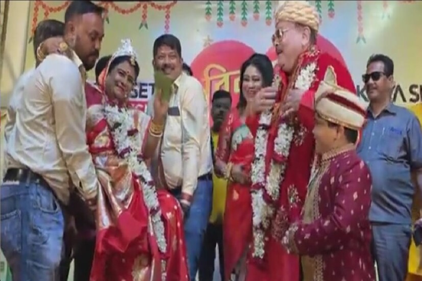 *বিয়ের জন্য শুক্রবার রাতেই কেনাকাটা করেন মদন৷ লাল পাঞ্জাবির সঙ্গে ঘিয়ে রংয়ের ধুতি৷ নববধূর জন্য নিজে বেছে নেন লাল বেনারসি। তারপর শনিবার যথা সময়ে ব্যান্ড পার্টি নিয়ে রীতিমতো শোভাযাত্রা করে ভবানীপুর থেকে কালীঘাটে পৌঁছে বিয়ে সেরে ফেলেন।  