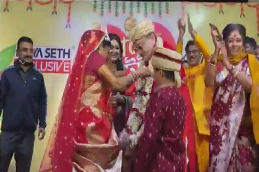 *এই সমস্ত বিতর্কের মধ্যেও মদন আছেন মদনেই৷ তাই নিজের নিজের দ্বিতীয় বিয়ে নিয়েও রহস্য তৈরি করেন তৃণমূল নেতা৷ আসলে বিয়েটা ছিল একটি প্রোমোশনাল ইভেন্টের অংশ। সেই ইভেন্টেই মদন বিয়ে করলেন তাঁর নিজের স্ত্রীকেই।