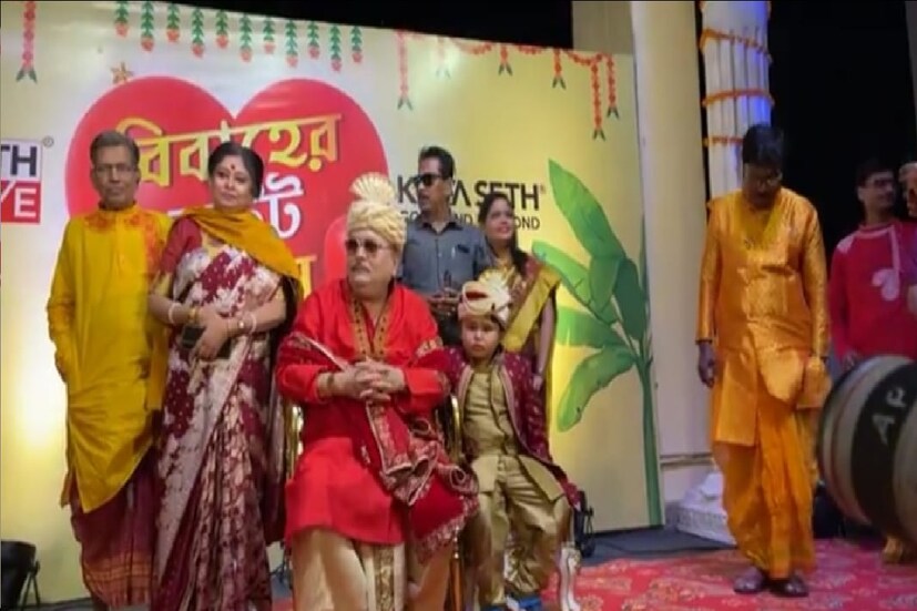 *ভবানীপুরের শাঁখারিপাড়ার বাড়ি থেকে কালীঘাটে পৌঁছে যান। এ দিন বর্ষীয়ান নেতার সঙ্গে ছিলেন তাঁর নাতিও। জমকালো লাল পোশাক পরে রীতিমতো মালা বদল করে, সাত পাকে ঘুরে উলুধ্বনির মধ্যে দিয়ে বিয়ের পর্ব সম্পন্ন হয়। 