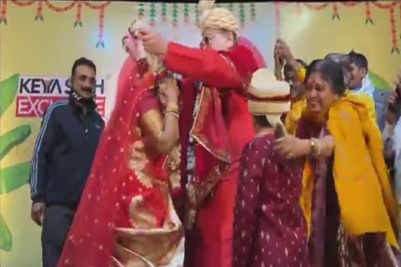 *পুরভোটে প্রার্থী তালিকা থেকে শুরু করে দলের সংগঠন নিয়ে গত কয়েকদিন ধরে বেশ কয়েকবার সোশ্যাল মিডিয়ায় বিতর্কিত মন্তব্য শোনা গিয়েছে মদন মিত্রের মুখে৷ যা নিয়ে রাজনৈতিক মহলে জোর জল্পনা ছড়ায়৷