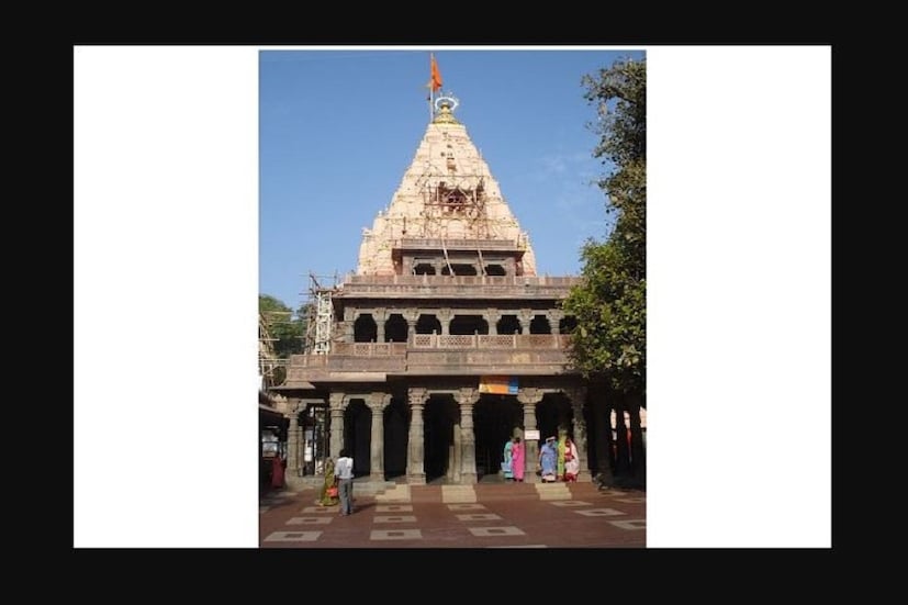 মহাকালেশ্বর মন্দির উজ্জয়িনীর মহাকালেশ্বরে মনে করা হয় শিব স্বয়ম্ভূ, অর্থাৎ তিনি নিজেই উত্থিত হয়েছেন। রুদ্রসাগরের তিরে অবস্থিত এই মন্দির । মনে করা হয়, দুশন নামের এক রাক্ষসের হাত থেকে উজ্জয়িনীবাসীদের মুক্তি দেওয়ার পর থেকে শিবকে এখানে মহাকালেশ্বর রূপে পুজো করা হয়।