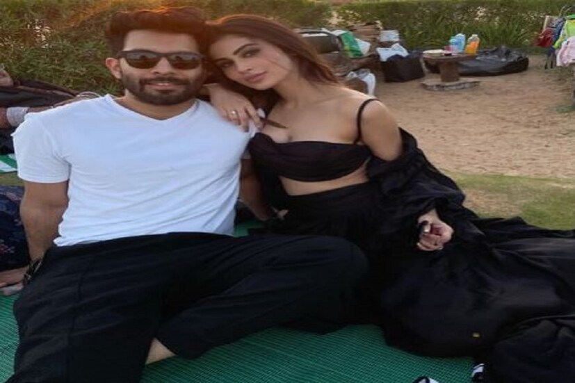 দ্বিতীয় জুটির অর্থাৎ মৌনি রায় (Mouni Roy) ও সূরজ নাম্বিয়ারের (Suraj Nambiar) বিয়ে মাত্র কিছুদিন আগেই হয়েছে ৷ তাই তাঁদের গা থেকে বিয়ের গন্ধ যায়নি এটা নিঃসন্দেহেই বলা যায় ৷ ছবি সৌজন্যে ইনস্টাগ্রাম ৷