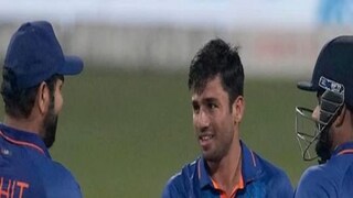 watch Viral video ravi bishnoi steps on boundary after taking nicholas pooran catch in Ind vs wi- Photo -AP 