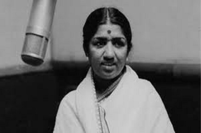 এরপরেই তাঁর পরিচারক বিনা পারিশ্রমিক নিয়ে পালিয়ে গিয়েছিলেন ৷ এরপরেই মজরুহ সুলতানপুরী নিয়ম করে লতা দিদির কাছে যেতেন ৷ প্রথমে তাঁর খাবার চেখে দেখতেন তার পরেই লতা মঙ্গেশকরকে খেতে দিতেন ৷ ফাইল ছবি ৷