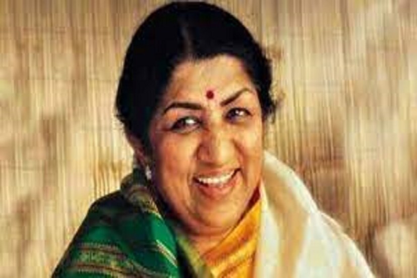 মঙ্গেশকর ২০০৮ সালে সর্বভারতীয় একটি টিভি চ্যানেলকে বলেছিলেন, 'আমি একজন অভিনেত্রী হিসাবে কাজ শুরু করেছিলাম, কিন্তু আমি কখনই অভিনয় পছন্দ করিনি। মাস্টার বিনায়কের সঙ্গে কাজ করতাম। আমি চলচ্চিত্রে কাজ করেছি ঠিকই, কিন্তু আমি এটি উপভোগ করিনি।