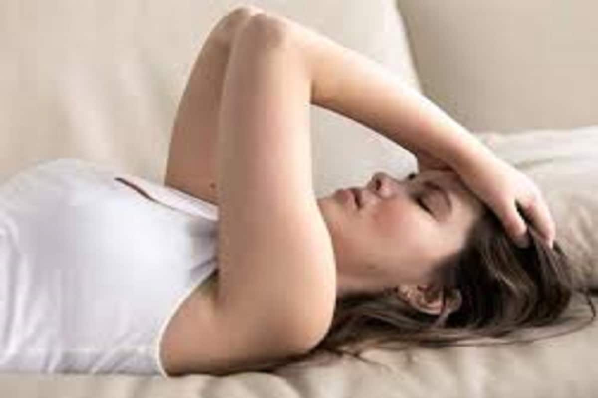  ,[object Object], বর্তমান জীবনযাত্রায় উদ্বেগ সকলের সঙ্গী। দুশ্চিন্তার কারণে অনেকের আবার মানসিক অবসাদেও ভোগেন। উদ্বেগ বা চিন্তা কমিয়ে মন শান্ত করতে পায়ের মাসাজ দারুণ উপকার দেয়। বিশেষজ্ঞের মতে, প্রতিদিন পায়ের ম্যাসাজ করলে শরীরে স্ট্রেস হরমোনের আধিক্য কমে। প্রতীকী ছবি ৷