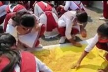 বিট-গাজর দিয়ে তৈরি হচ্ছে ভেষজ আবির! দোলের আগে উদ্যোগ এই স্কুলের ছাত্রীদের বিট-গাজর দিয়ে তৈরি হচ্ছে ভেষজ আবির! দোলের আগে উদ্যোগ এই স্কুলের ছাত্রীদের