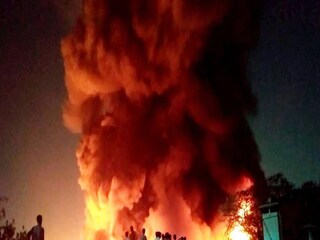 ঘটনাস্থলে উপস্থিত ছিলেন স্থানীয় কাউন্সিলার জীবন সাহা। তিনি বলেন, আশপাশের বাসিন্দাদের ঘর থেকে বের করে অন্যত্র রাখার ব্যবস্থা করা হয়েছে। তাঁদের জন্য কমিউনিটি কিচেন চালু করা হয়েছে। এদিকে ওই কারখানার ভিতরে কোনও অগ্নিনির্বাপণ ব্যবস্থা ছিল না বলেই দমকল সূত্রে খবর। এই বিষয়গুলি খতিয়ে দেখে আইনি ব্যবস্থা নেওয়া হবে বলে জানান মন্ত্রী। আগুন নেভাতে ব্যস্ত দমকল।