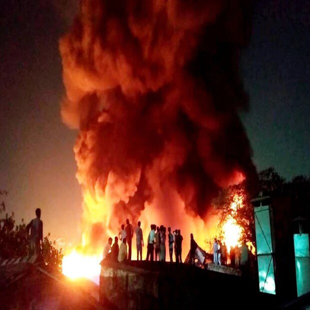 ঘটনাস্থলে উপস্থিত ছিলেন স্থানীয় কাউন্সিলার জীবন সাহা। তিনি বলেন, আশপাশের বাসিন্দাদের ঘর থেকে বের করে অন্যত্র রাখার ব্যবস্থা করা হয়েছে। তাঁদের জন্য কমিউনিটি কিচেন চালু করা হয়েছে। এদিকে ওই কারখানার ভিতরে কোনও অগ্নিনির্বাপণ ব্যবস্থা ছিল না বলেই দমকল সূত্রে খবর। এই বিষয়গুলি খতিয়ে দেখে আইনি ব্যবস্থা নেওয়া হবে বলে জানান মন্ত্রী। আগুন নেভাতে ব্যস্ত দমকল।