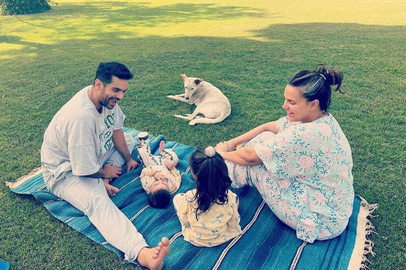 এখন তাঁরা দুই  সন্তানের বাবা মা। সঙ্গে রয়েছে সন্তান সম এক পোষ্যও। নেহা ধুপিয়া ও অঙ্গদ বেদীর সুখী পরিবারের ছবি ধরা পড়ল সোশ্যালে। 