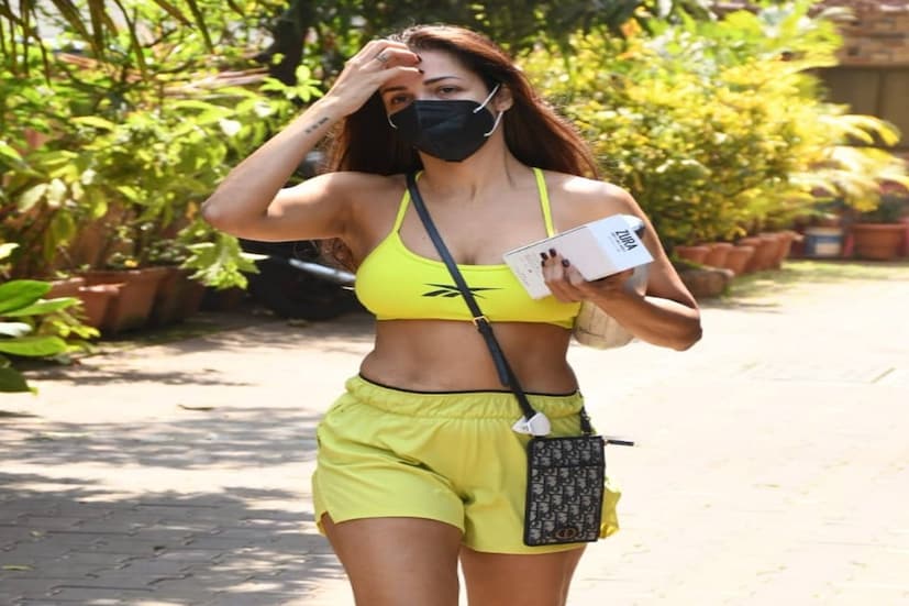 দেশের বাইরে রয়েছেন মালাইকা অরোরা (Malaika Arora)। মার্কিন দেশে কাজে গিয়েছেন তিনি। আর সেখানেই মালাইকার জিম লুকে আরও উষ্ণতা বাড়ালেন। জিমের লুকে নজর কাড়ছেন মালাইকা অরোরা (Malaika Arora)।