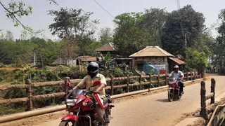 বেহাল সেতুর উপর রোজ চলছে হাজারো মানুষের যাতায়াত বেহাল সেতুর উপর রোজ চলছে হাজারো মানুষের যাতায়াত