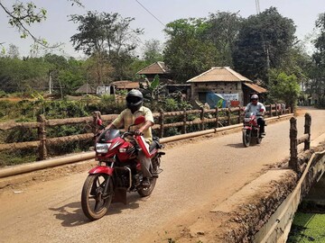 বেহাল সেতুর উপর রোজ চলছে হাজারো মানুষের যাতায়াত