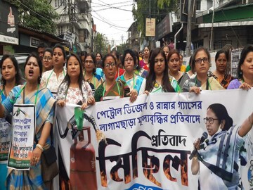 আগুন দাম পেট্রোপণ্যের, ওষুধের মূল্যবৃদ্ধি! কেন্দ্রের বিরুদ্ধে তীব্র প্রতিবাদ মহিলাবাহিনীর