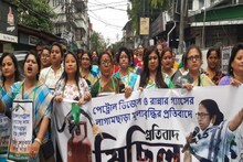 আগুন দাম পেট্রোপণ্যের, ওষুধের মূল্যবৃদ্ধি! তীব্র প্রতিবাদ মহিলাবাহিনীর