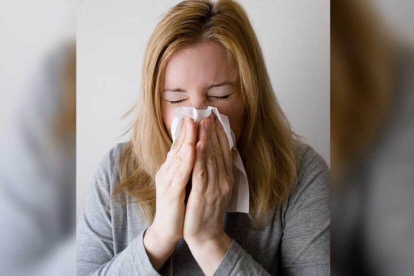 অনবরত হাঁচি (Sneezing) হওয়া খুবই অস্বস্তিকর। বিশেষ করে ঋতু পরিবর্তনের ক্ষেত্রে এই হাঁচির সমস্যায় জেরবার হন অনেকেই। মূলত কোনও ব্যাকটেরিয়া বা ভাইরাস নাকের মধ্যে প্রবেশ করলে তখনই মস্তিষ্ক সাড়া দেয় এবং প্রতিক্রিয়া স্বরূপ হাঁচি হয়। শুধু ঠান্ডা লাগলেই হাঁচি হয়, এমন নয়। বিভিন্ন কারণে বার বার হাঁচি হতে পারে। অ্যালার্জি হাঁচির পিছনে একটি অন্যতম কারণ। এই হাঁচির সমস্যা প্রায়ই অস্বস্তিতে ফেলে। তবে এরও সমাধান রয়েছে। চিকিৎসকের কাছে যাওয়ার আগে একবার এই ঘরোয়া  টোটকাগুলির উপকার নিতে পারেন। 