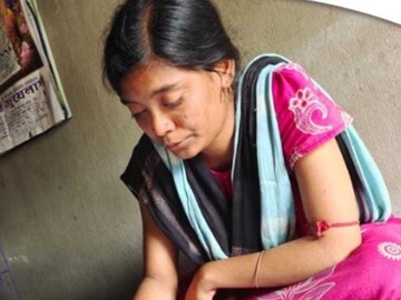 মাধ্যমিক পরীক্ষায় বসেছে মূক-বধির ছাত্রী ঈশিতা! 
