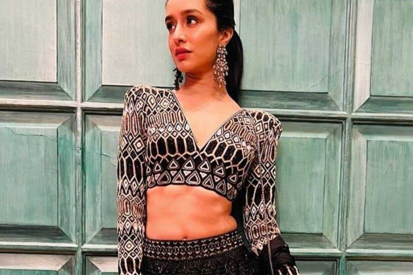 কালো লেহেঙ্গার সঙ্গে ফুল স্লিভ চোলি। জমকালো সাজে ধরা দিলেন অভিনেত্রী শ্রদ্ধা কাপুর। মুগ্ধ হল নেটিজেন। 