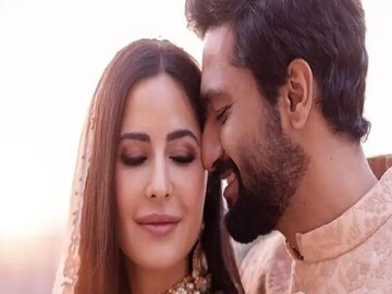 সম্প্রতি হওয়া এপিসোডে করণ ভিকিকে জিজ্ঞাসা করেন, তিনি কি কখনও ভেবেছিলেন যে ক্যাটরিনা কাইফ তাঁর স্ত্রী হবেন? উত্তরে ভিকি বলেন, "না করণ একদম ভাবিনি। আসলে গত বার এই শো-তে যা হয়েছিল তাতে আমি অবাক হয়েছিলাম এটা জেনে যে ক্যাটরিনা কাইফ আমার সম্পর্কে জানেন।" 
 সম্প্রতি হওয়া এপিসোডে করণ ভিকিকে জিজ্ঞাসা করেন, তিনি কি কখনও ভেবেছিলেন যে ক্যাটরিনা কাইফ তাঁর স্ত্রী হবেন? উত্তরে ভিকি বলেন, "না করণ একদম ভাবিনি। আসলে গত বার এই শো-তে যা হয়েছিল তাতে আমি অবাক হয়েছিলাম এটা জেনে যে ক্যাটরিনা কাইফ আমার সম্পর্কে জানেন।"