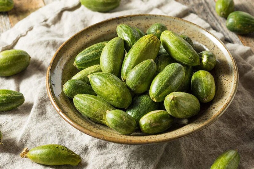 যেভাবেই হোক পটল (Pointed Gourd) খেলে বিভিন্ন রোগ সারে। এটা একটি পুষ্টিকর খাদ্য (Health Tips)। এতে ভিটামিন বি ১. বি ২ ও ভিটামিন এবং ক্যালসিয়াম থাকে। মাথা ব্যথা থেকে ওজন কমাতে পটলের বিকল্প নেই। জনপ্রিয় সব্জির মধ্যে পটল অন্যতম (Health Tips)। ইতিমধ্যেই বাজারে উঠেছে পটল। দাম এখন খানিক বেশি হলেও, গরমকালে এই সব্জির চাহিদা ও জোগান দুই-ই সমান। এই সব্জি খেলে প্রচুর উপকারিতা পাবেন (Health Tips)। জানুন...