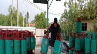 একসঙ্গে ৪টি গ্যাস সিলিন্ডার টানেন এই পরিশ্রমী মহিলা