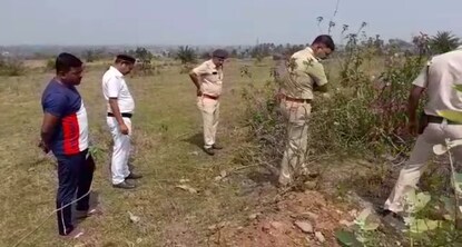 ঘটনাস্থল পরিদর্শন ও তদন্তে পুলিশ আধিকারিকরা।