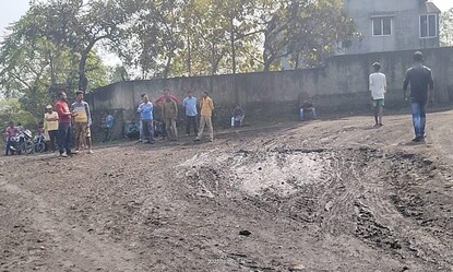 সালানপুরে এই রাস্তাটির বেহাল অবস্থার জেরে পথ অবরোধ স্থানীয়দের।