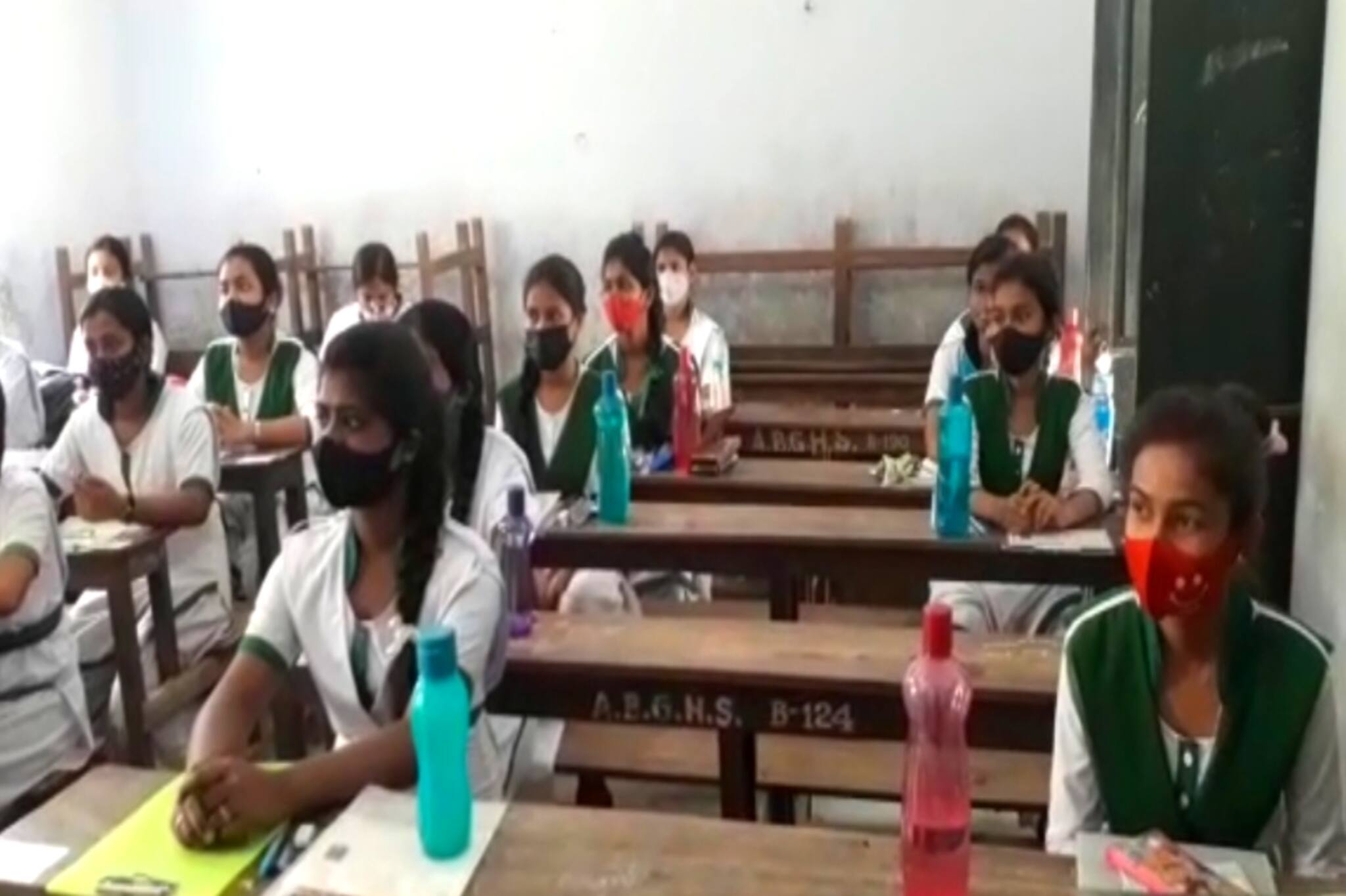 North 24 Parganas News- শেষ মুহূর্তে মিলল অ্যাডমিট কার্ড, হতাশ পরীক্ষার্থী পেল স্বস্তি