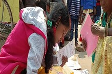 মাস্টার ডিগ্রি তাও মেলেনি চাকরি,সংসার চালাতে রাস্তায় বসে আধার কার্ডের ফর্ম ভরেন মাস্টার ডিগ্রি তাও মেলেনি চাকরি,সংসার চালাতে রাস্তায় বসে আধার কার্ডের ফর্ম ভরেন