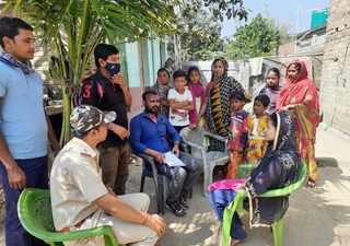 নাবালিকার পরিবারে পুলিশ প্রশাসন ব্লক প্রশাসন ও স্বেচ্ছাসেবী সংস্থার সদস্যরা 