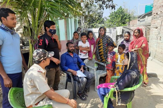 নাবালিকার পরিবারে পুলিশ প্রশাসন ব্লক প্রশাসন ও স্বেচ্ছাসেবী সংস্থার সদস্যরা 