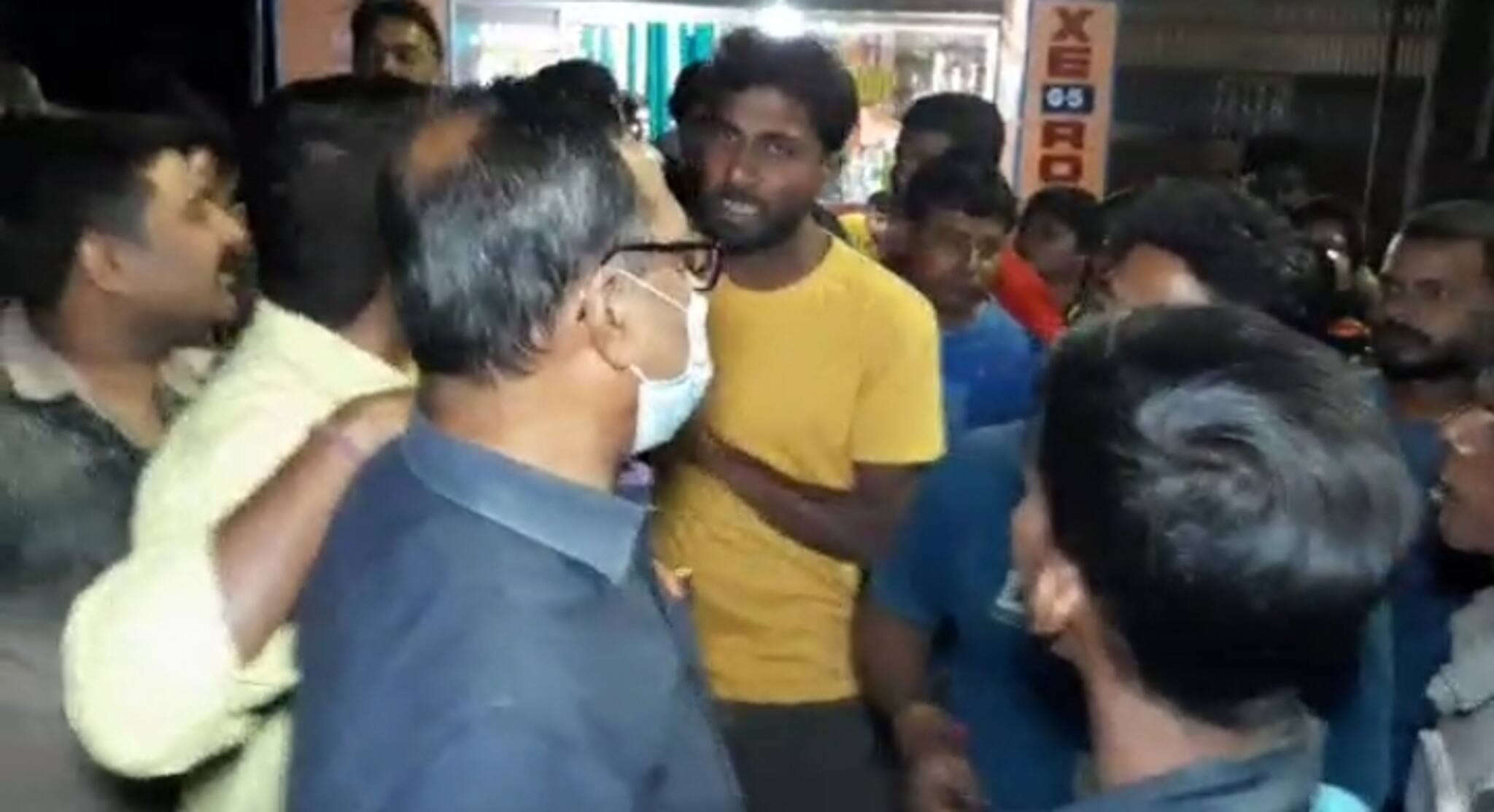 Paschim Bardhaman: দীর্ঘদিনের বেহাল রাস্তা, অবরোধ করে বিক্ষোভ স্থানীয়দের