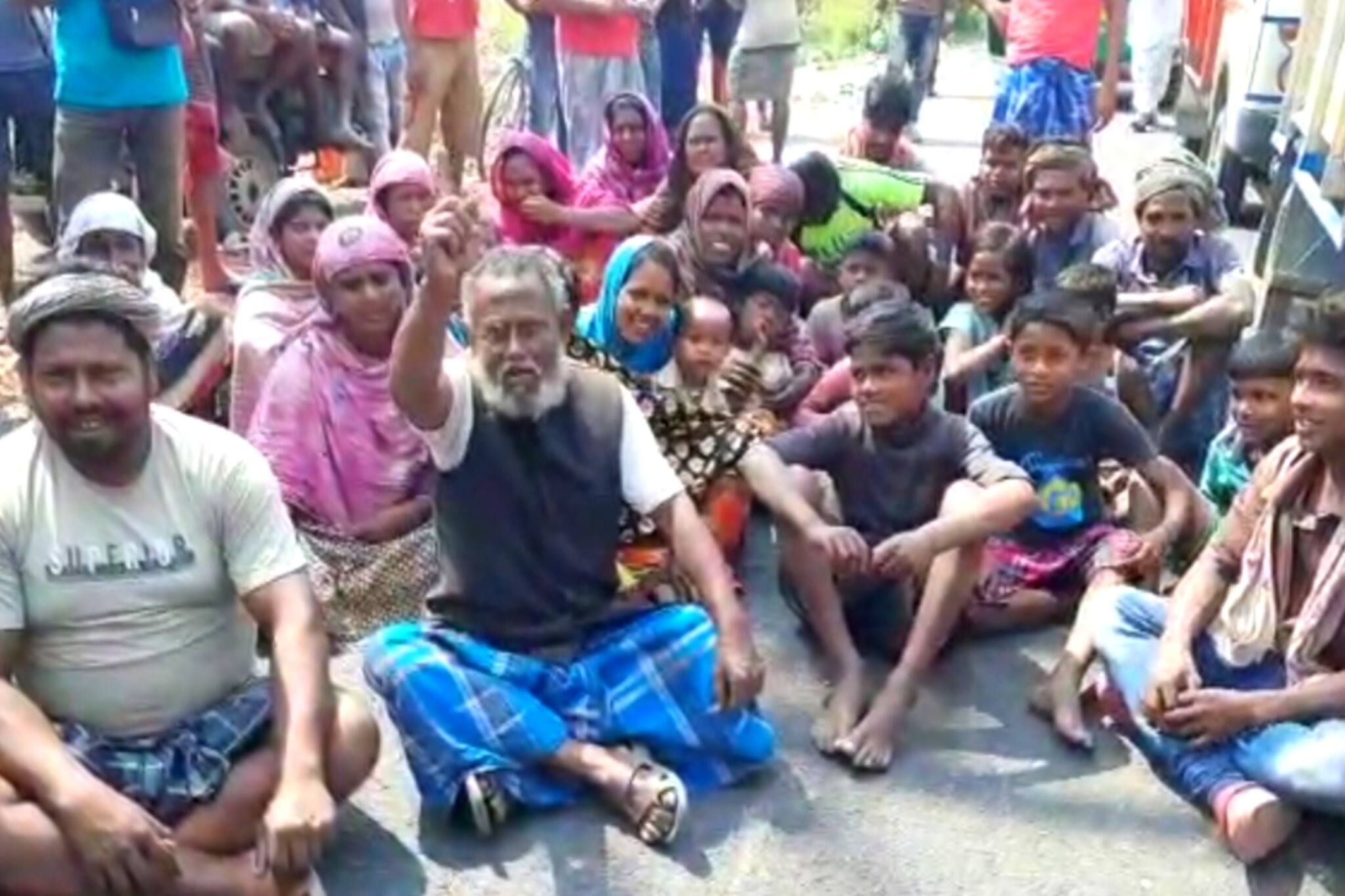 North 24 Parganas: অবিলম্বে মাটির গাড়ি চালানোর দাবিতে পথে শ্রমিকরা 