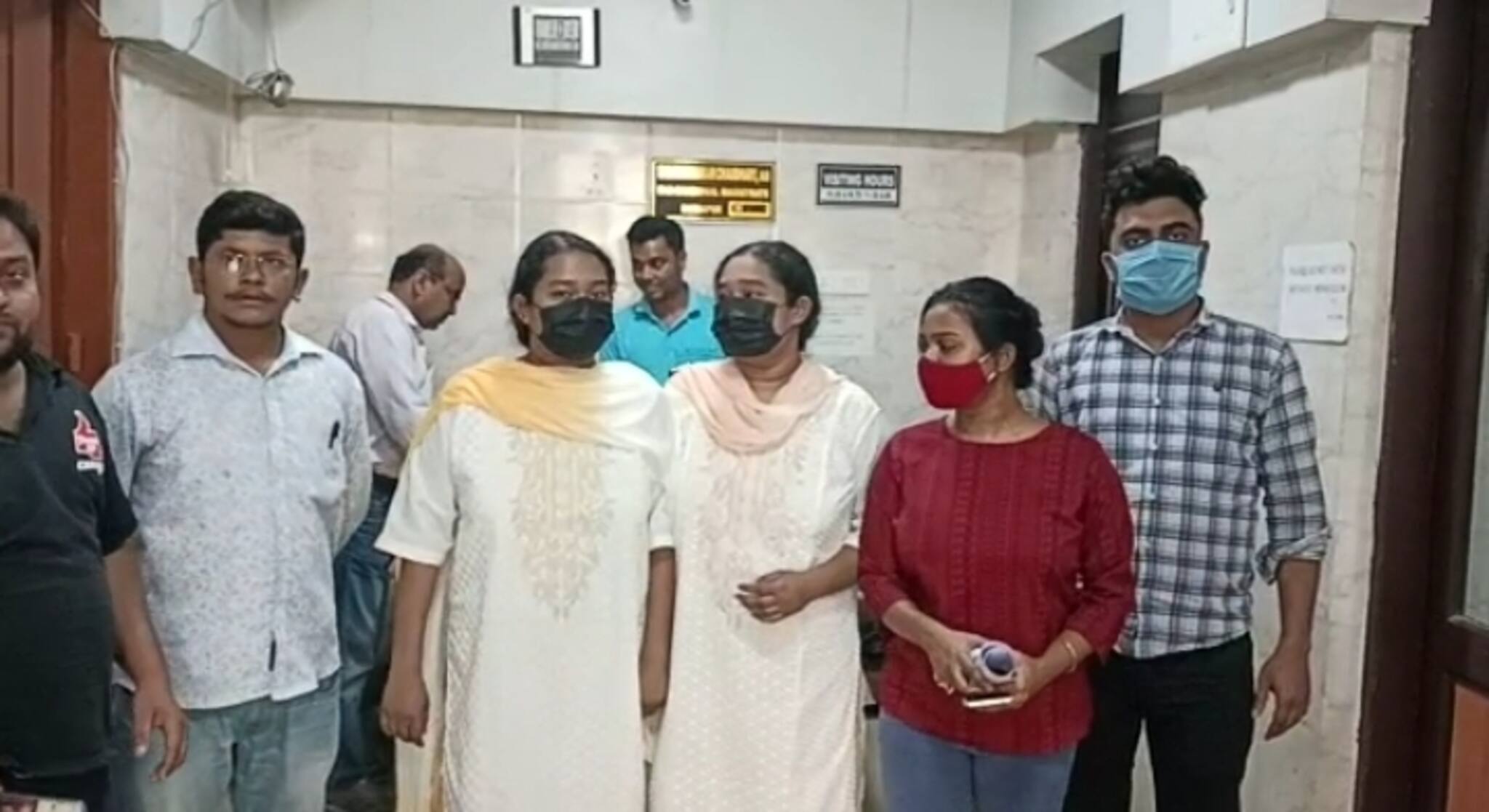 West Bardhaman News- ভবিষ্যতের দিশার খোঁজে মহকুমা শাসকের দ্বারস্থ ইউক্রেন ফেরত দুই পড়ুয়া