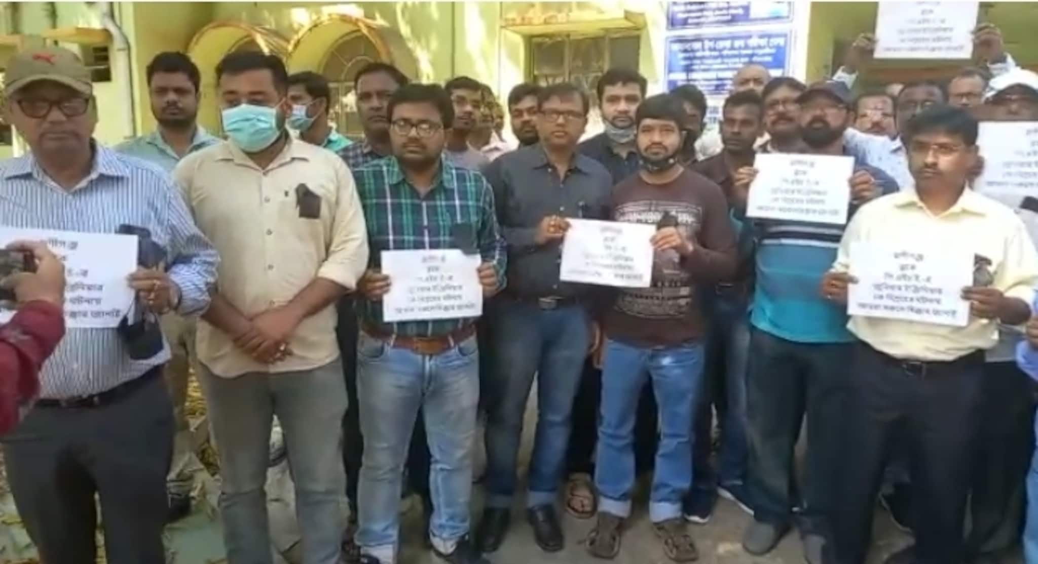 West Bardhaman News- সরকারি আধিকারিক জুনিয়ার ইঞ্জিনিয়ারকে হেনস্থার প্রতিবাদে মৌন বিক্ষোভ সহকর্মীদের