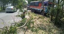 সিমেন্ট বোঝাই লরির পেছনে সজোরে ধাক্কা অপর একটি লরির 