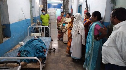 কান্দি মহকুমা হাসপাতালে গৃহবধূর দেহ ঘিরে পরিবারের সদস্যরা কান্দি মহকুমা হাসপাতালে গৃহবধূর দেহ ঘিরে পরিবারের সদস্যরা